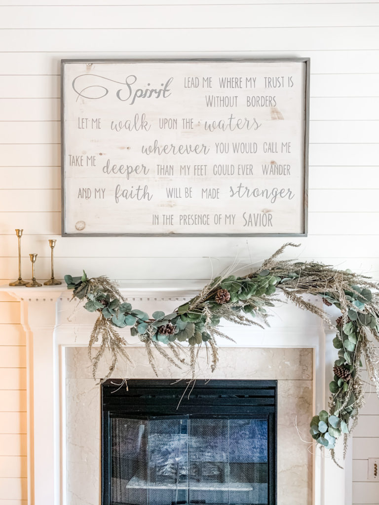 home-decor-christmas-style-inspiration-coastal-cottage-fireplace-mantel-asymmetrical-garland-eucalyptus