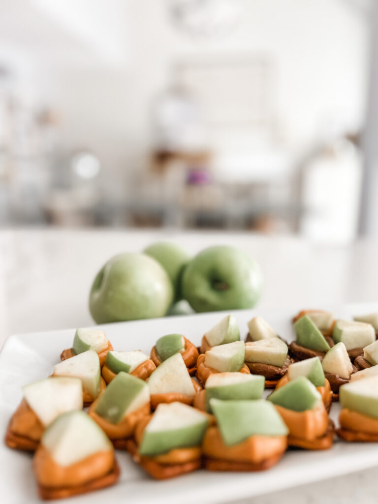 EASY 5 Minute Dessert Recipe – Caramel Apple Pretzel Bites